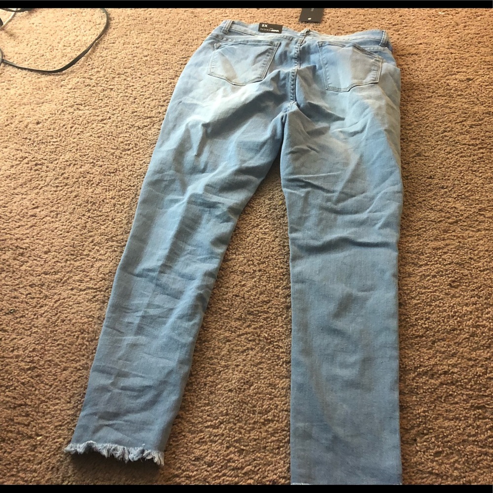 Distressed jeans - Picture 2 of 3